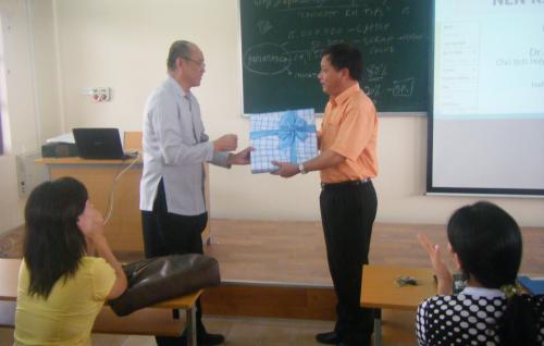 Dainam University Chairman giving Apin gift after KM lecture